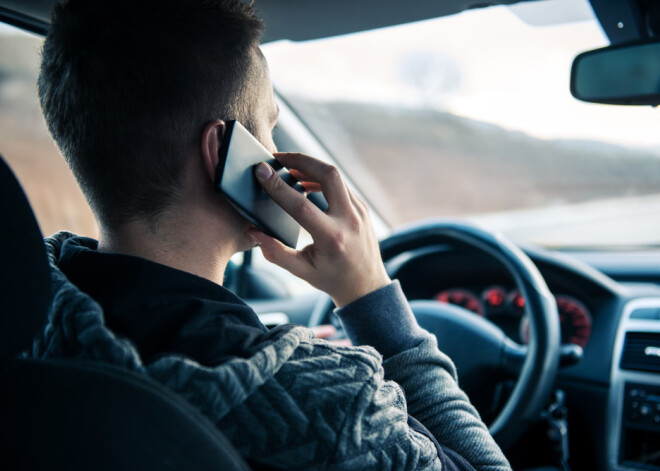 Telefona vai planšetes lietošana pie stūres turpmāk var maksāt pat 100 eiro; bargāki arī citi sodi