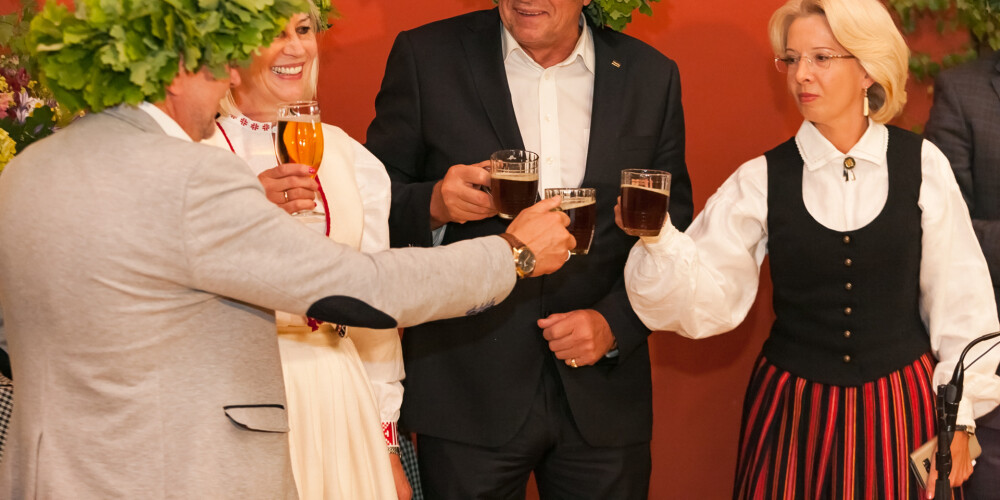 Ceremoniju Saeimas Sarkanajā zālē pulksten 12.30 ar īsu uzrunu atklāja 12. Saeimas priekšsēdētāja Ināra Mūrniece (NA).