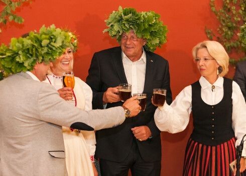 Ceremoniju Saeimas Sarkanajā zālē pulksten 12.30 ar īsu uzrunu atklāja 12. Saeimas priekšsēdētāja Ināra Mūrniece (NA).