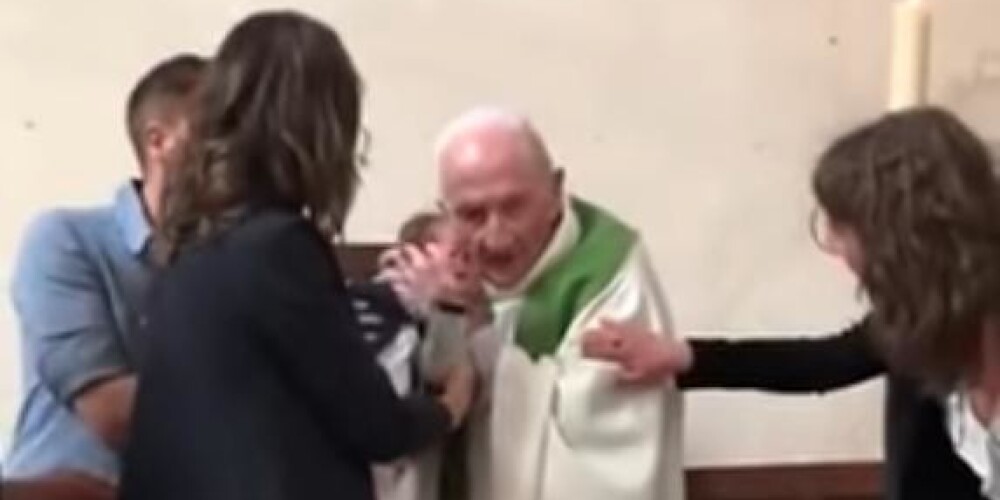 Священник дал младенцу пощечину во время крещения