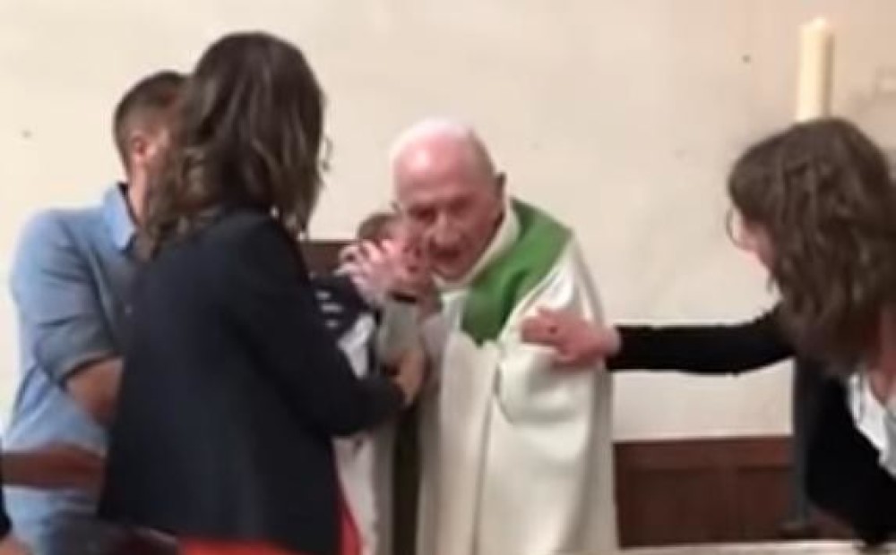 ударила отца по лицу. школьники подростки. удар ногой. ударила отца по лицу. священник ударил ребенка.