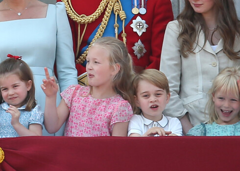 Karalienes mazmazbērni princese Šarlote, Savanna Filipsa, princis Džordžs un Aila Filipsa.