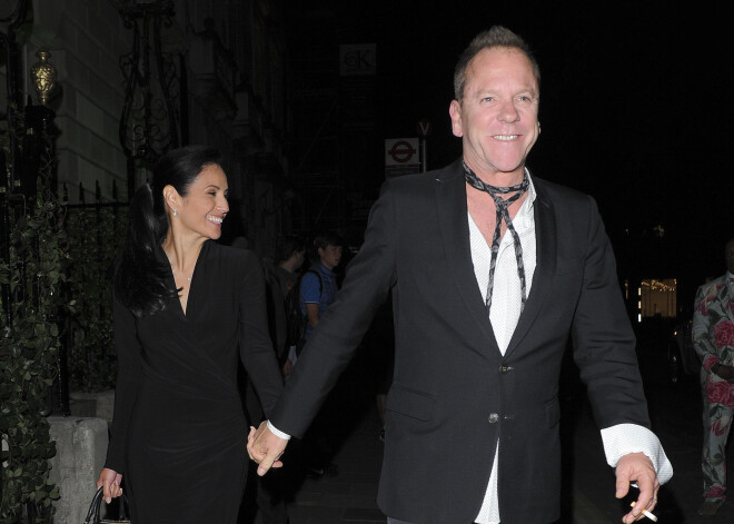 Kīfers Sazerlends ar draudzeni Sindiju Velu.