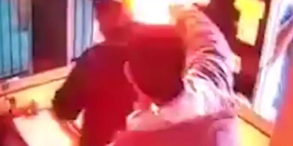 Жуткое видео: грузчику плеснули в лицо бензином и подожгли