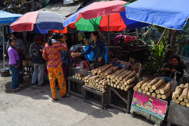 Tanaka ir vietējā, tradicionālā kosmētika. Teju katra otrā Mjanmas iedzīvotāja kārtīgi ieziedusi seju ar tanaku. Tāpat sasmērēti ir arī bērni, jo tanaka ir ne tikai skaista, bet arī funkcionāla – aizsargā no saules staru sliktās ietekmes, arī palīdz pret pumpām, dzimumzīmēm, vasaras raibumiem, ārstē bakas, malāriju, epilepsiju un pat lepru! Bet kāpēc bildē malka? Ha! Tā malka arī ir kosmētika! Sevi cienošas birmiešu sievietes nepērk kosmētiku veikalā, bet gan taisa pašas – iegādājas pa pagalītei ielas malā, aiziet mājās, piestā saberž mizu, pievieno ūdeni, un – voilà – tanaka gatava!