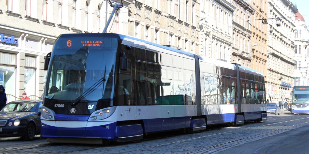 Šodien un rīt sabiedriskais transports Rīgā vizina bez maksas, arī autostāvvietas par velti