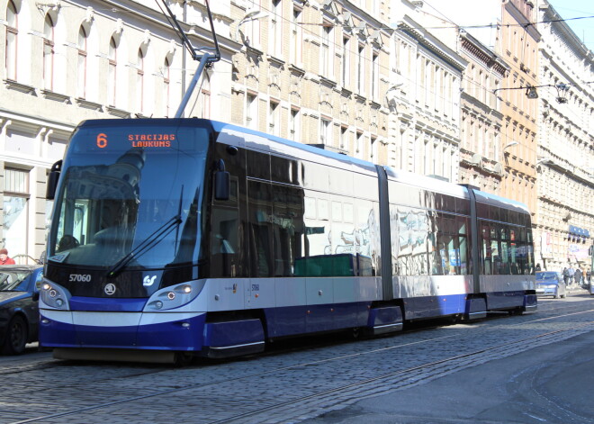 Šodien un rīt sabiedriskais transports Rīgā vizina bez maksas, arī autostāvvietas par velti