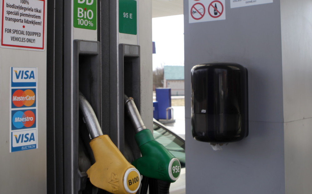 Viļņā un Tallinā degvielas cenas krītas, Rīgā - joprojām nemainās