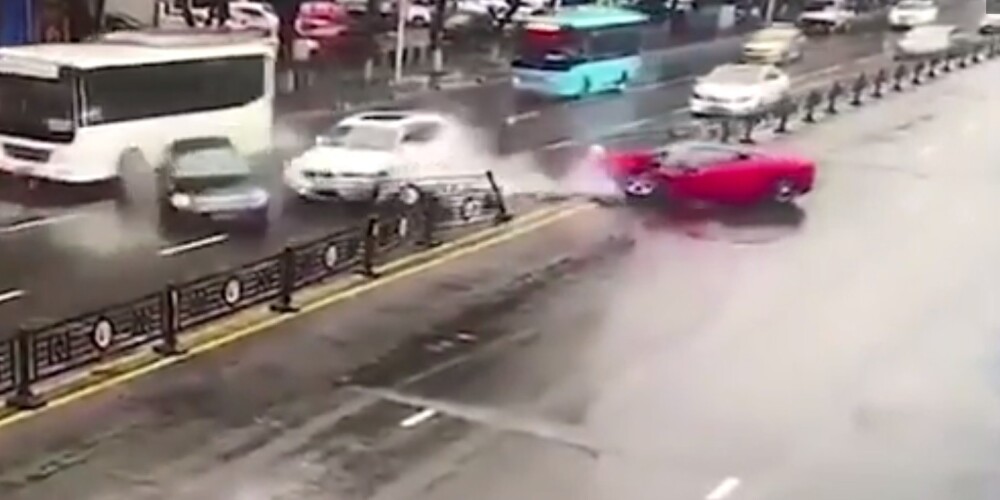 Видео: женщина похвасталась роскошной Ferrari и тут же разнесла машину