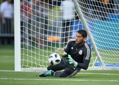 Attēlā - Meksikas vārtsargs. Meksikas futbolisti PK spēlē uzvar Dienvidkoreju un pietuvojas iekļūšanai astotdaļfinālā.