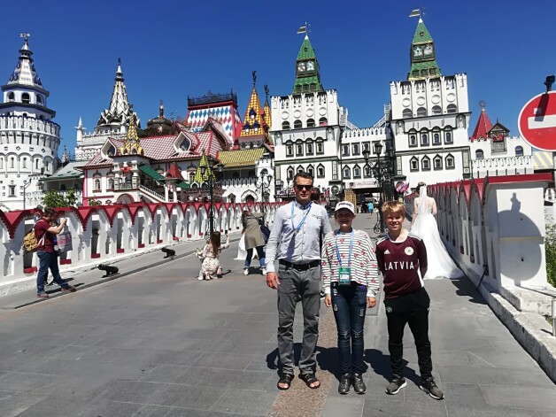 Jānis Maskavā bija pavadonis diviem latviešu bērniem pasākumā "Football for Friendship"