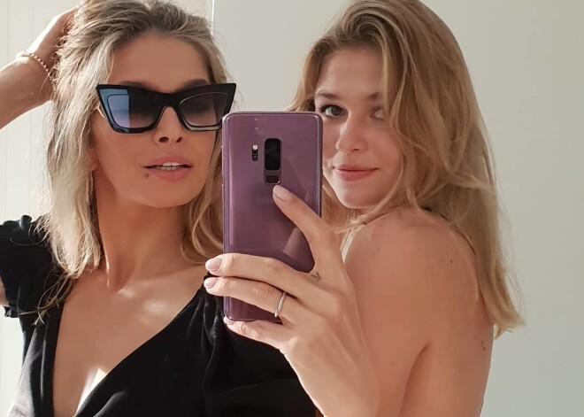 Вера Брежнева показала подросших дочерей в одинаковых купальниках