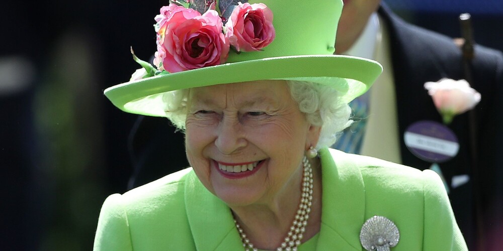 FOTO: krāšņākā cepuru parāde Anglijā jeb dāmu izrādīšanās karaliskajās zirgu skriešanās sacīkstēs