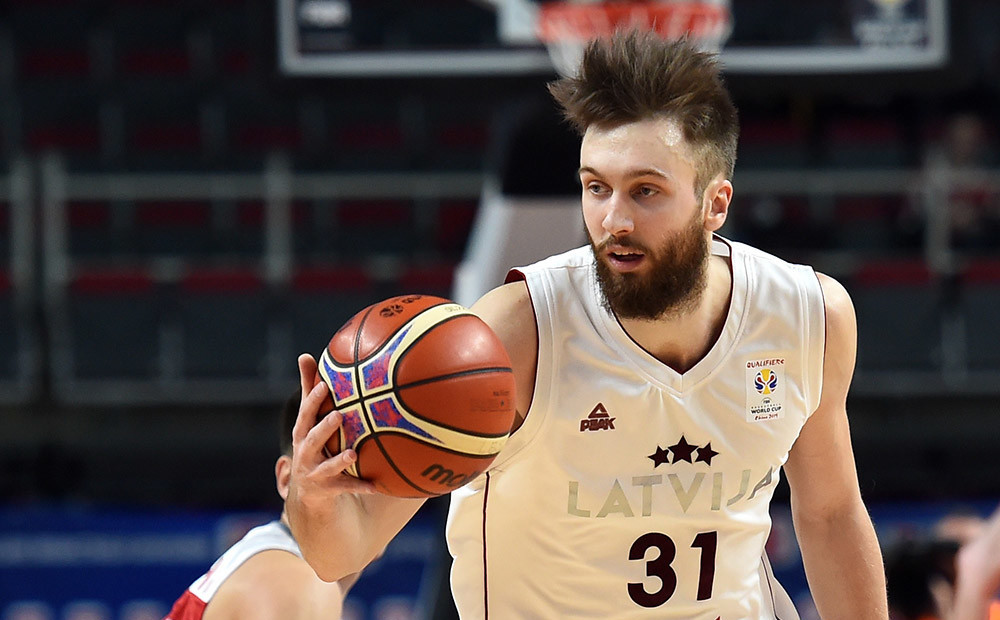 Latvijas basketbolisti iznieko pārsvaru un piedzīvo zaudējumu pret Krieviju