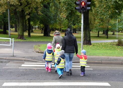 Ņemot vērā to, ka vairums letālo negadījumu notiek diennakts tumšajā laikā, īpaši aktuāli ir noteikumi par atstarojošajiem elementiem, kurus jānēsā vai jāpiestiprina pie apģērba.