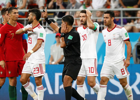 Irānas izlases futbolisti sašutuši par tiesneša lēmumu.