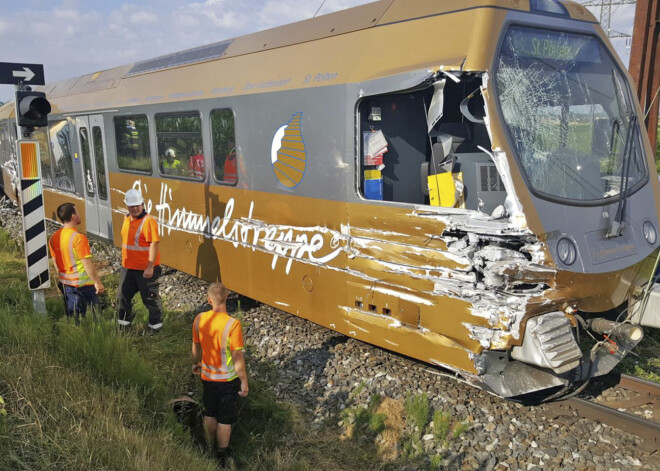 Austrijā no sliedēm noskrien vilciens; 30 cietušie