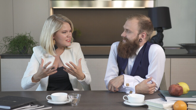 Uzzināsim, kāpēc šova “X Faktors” uzvarētājs Arturs Gruzdiņš skolas laikā izvairījies no muzikāliem konkursiem un kas dziedātājas Annijas Putniņas 18. jubilejas svinībās notika ar mammas gatavoto “siļķi kažokā”.