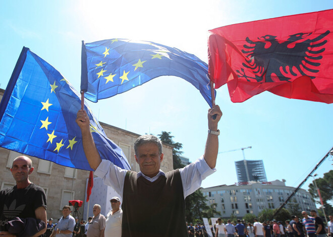 ES valstis apspriež iestāšanās sarunu sākšanu ar Albāniju un Maķedoniju