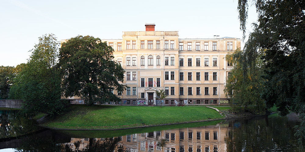 Rīgas Starptautiskā laikmetīgās mākslas biennāle aicina apmeklēt izstādi bez maksas