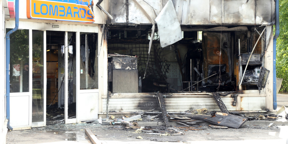Фото: пытаясь взломать банкомат в Болдерае, грабители подожгли двухэтажное здание
