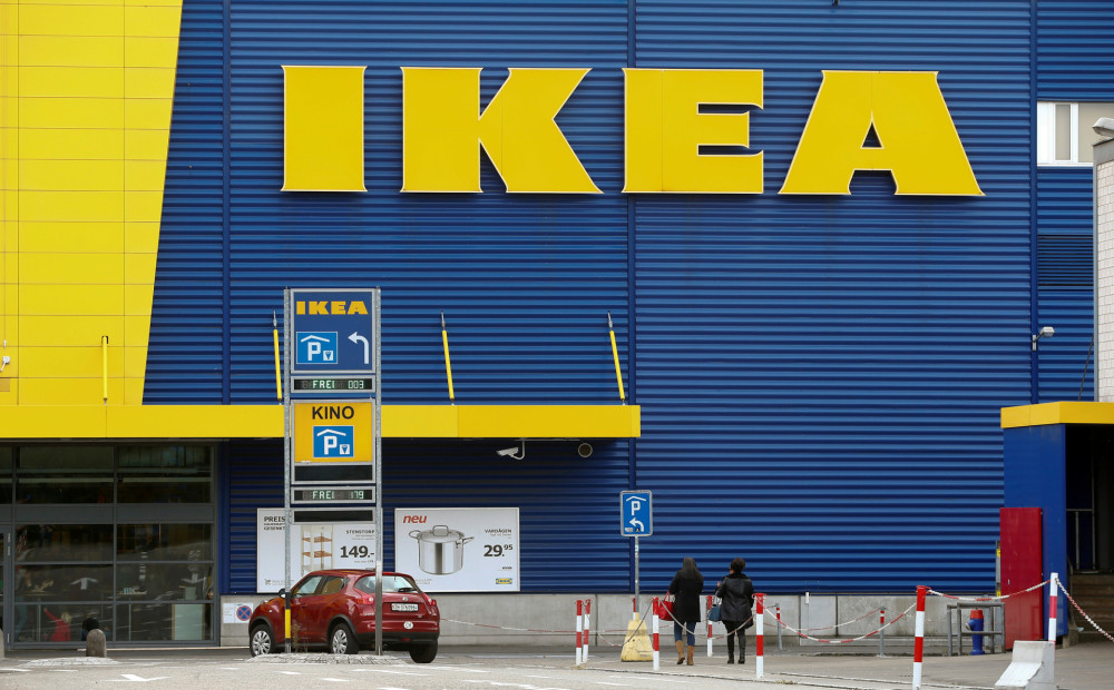 Tas varēja beigties ar nāvi: bērns IKEA veikalā izšauj no atrasta pielādēta ieroča