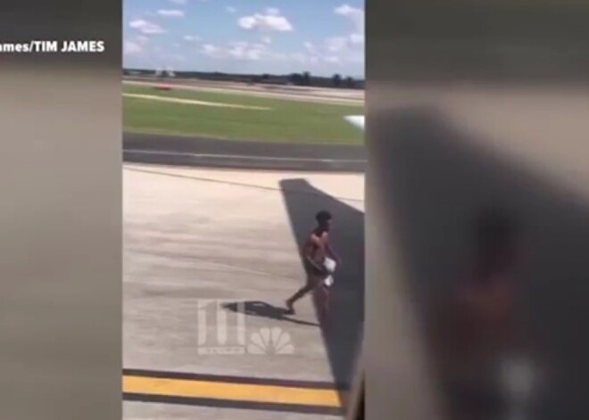 Видео: пассажир спрыгнул с самолета и голым бегал по взлетно-посадочной полосе до появления полиции