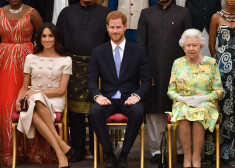 Saseksas hercogiene Megana, princis Harijs un karaliene Elizabete II vēro Jauno līderu balvu ceremonijas vakara norisi.