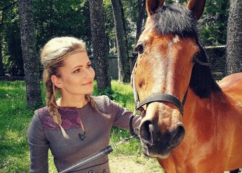 Raidījuma pašreklāmas filmēšanā, kurā piedalījās arī zirgs Topolis, Velgai ap vidukli apsieta pašas darināta josta.