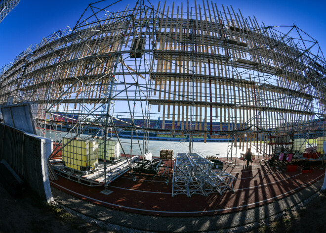 FOTO: Daugavas stadionā notiek deju lieluzveduma "Māras zeme" uzbūve