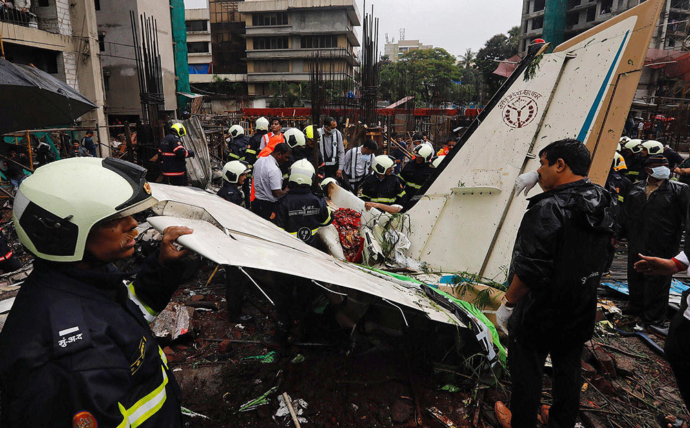 Mumbajā lidmašīna ietriecas būvlaukumā: traģēdijā miruši 5 cilvēki