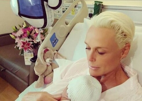 54-летняя экс-супруга Сильвестра Сталлоне показала новорожденную дочь