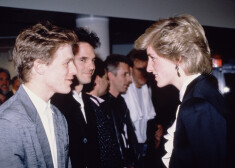 1986. gada maijā Kanādas vizītes laikā Velsas princesi Diānu iepazīstināja ar jauno un daudzsološo mūziķi Braienu Adamsu un viņa grupu. Adamsam princese bija elks, kurai viņš gadu agrāk bija veltījis dziesmu.