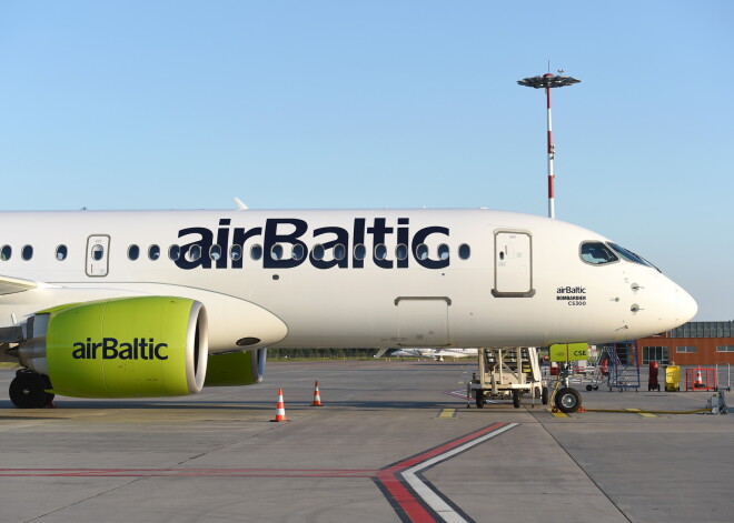 "airBaltic" ceļā uz Parīzi atgriežas Rīgā pēc pasažiera, kurš nokavēja reisu