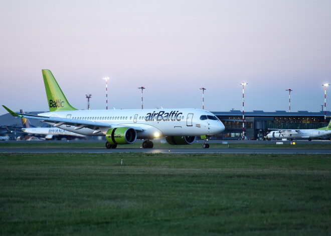 "airBaltic" skaidro, kāpēc atgriezās pēc pasažiera, kurš nokavēja reisu uz Parīzi