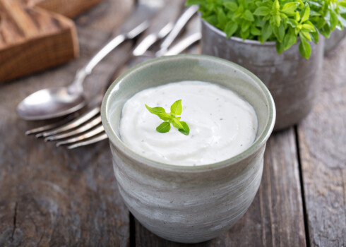 Mārrutku un diļļu mērce sevišķi labi garšo piedevās pie jaunajiem kartupeļiem ar kādu zivi. Ēdama gan silta, gan auksta.