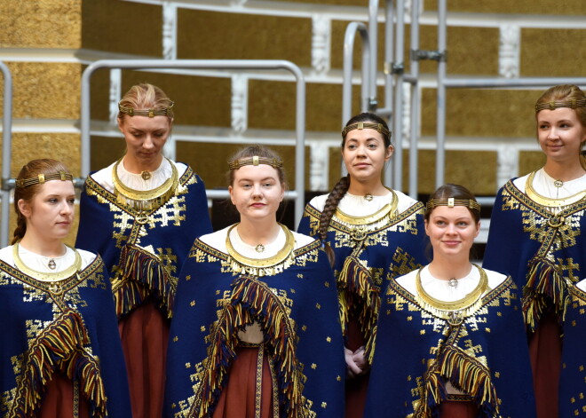 Ar "Dziesmu kariem" atklāj XXVI Vispārējo latviešu dziesmu un XVI deju svētku nedēļu