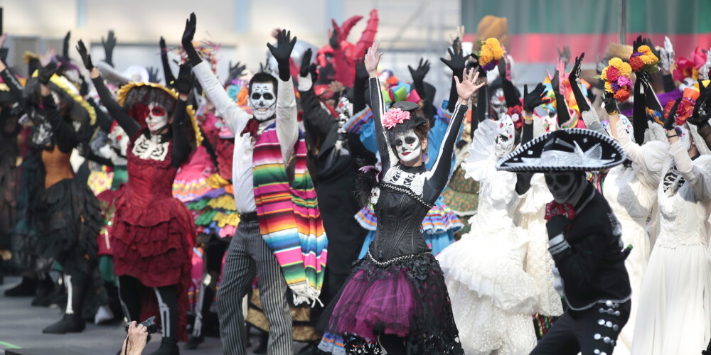 VIDEO: simtiem meksikāņu Maskavā sarīko "Mirušo dienas" karnevālu