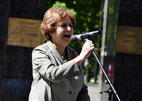 Tatjana Ždanoka pēc 1991.gada 13.janvāra ir darbojusies kompartijā, tāpēc vēlēšanu likums viņai liedz piedalīties Saeimas vēlēšanās.