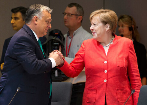 Vācijas kanclere Angela Merkeke sasveicinās ar Ungārijas premjeru Viktoru Orbānu.