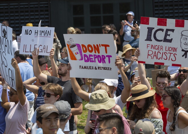 Amerikas Savienotajās Valstīs sestdien plānotas vairāk nekā 600 demonstrācijas, kuru dalībnieki gatavojas pieprasīt, lai prezidenta Donalda Trampa administrācija jau tuvākajā laikā nodrošina uz Meksikas robežas nošķirto ģimeņu atkalapvienošanos.