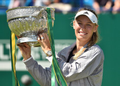 Dānijas tenisiste Karolīna Vozņacki ar Īstbornas turnīra trofeju.