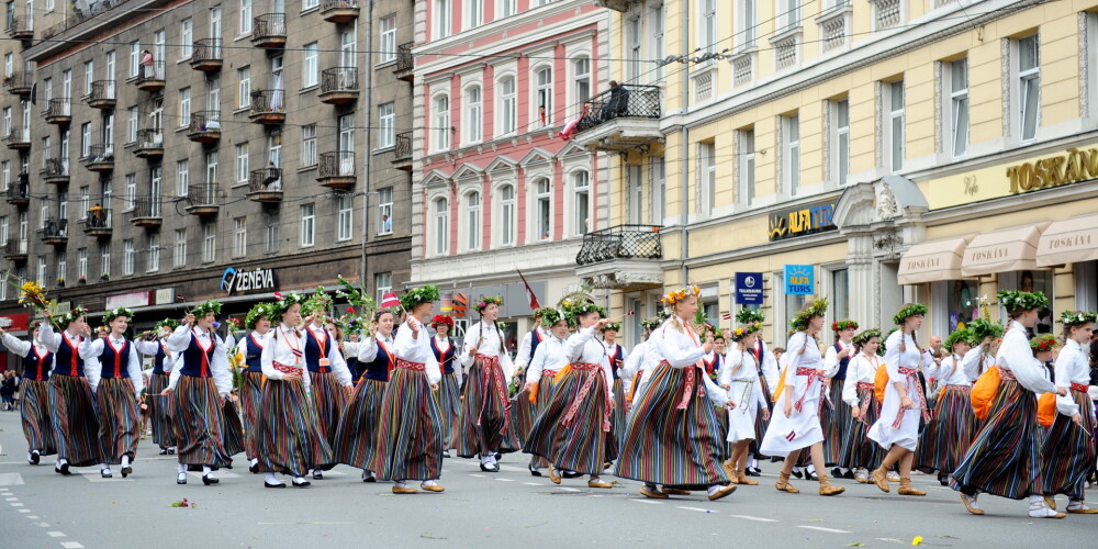 Šodien Rīgā ierodas desmitiem tūkstoši dziedātāju un dejotāju: svētkus atklāj ar gājienu