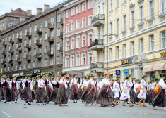 Šodien Rīgā ierodas desmitiem tūkstoši dziedātāju un dejotāju: svētkus atklāj ar gājienu