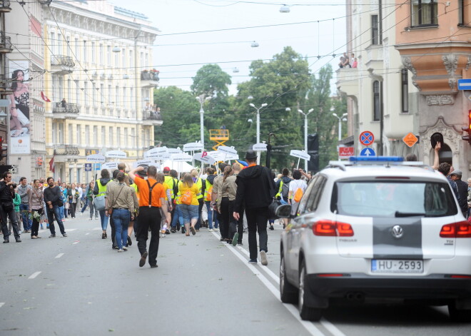 Saistībā ar Dziesmu svētku gājienu, slēgs satiksmi visās galvenajās Rīgas centra ielās