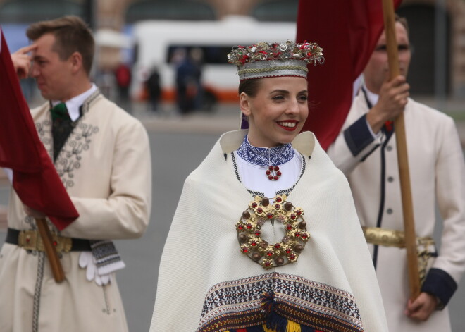 Gatavošanās Vispārējo Dziesmu un deju svētku dalībnieku gājienam.