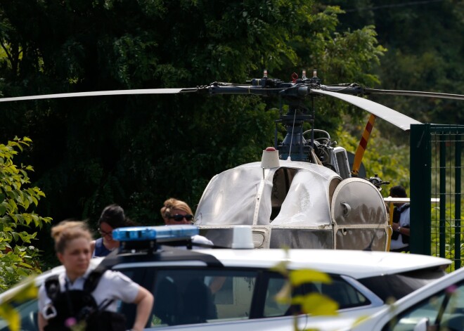  Svētdien Francijā no cietuma ar helikoptera palīdzību izbēdzis bēdīgi slavens zaglis, kurš savulaik bijis Francijas vismeklētākais cilvēks.