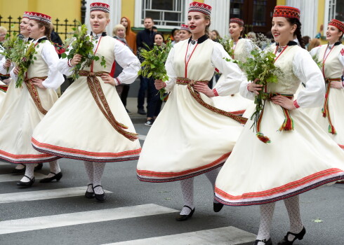 XXVI Vispārējo latviešu Dziesmu un XVI Deju svētku dalībnieku gājiens.