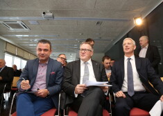 Hosams Abu Meri (no kreisās), ekonomikas ministrs Arvils Ašeradens un "Jaunās Vienotības" valdes priekšsēdētājs Krišjānis Kariņš.
