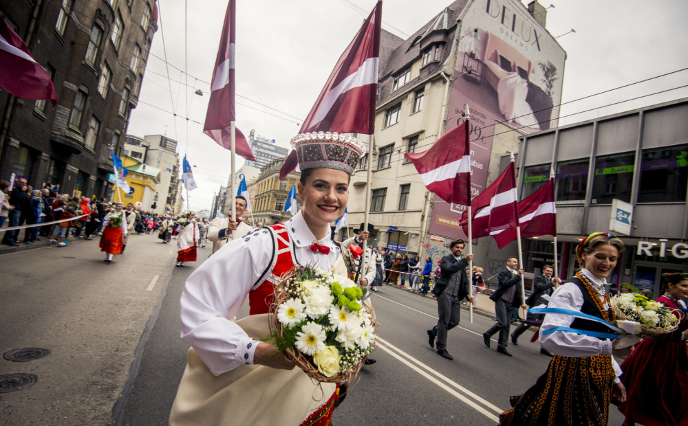 Svētku gājienu kuplināja 322 Rīgas amatierkolektīvi Svētku gājienu kuplināja 322 Rīgas amatierkolektīvi